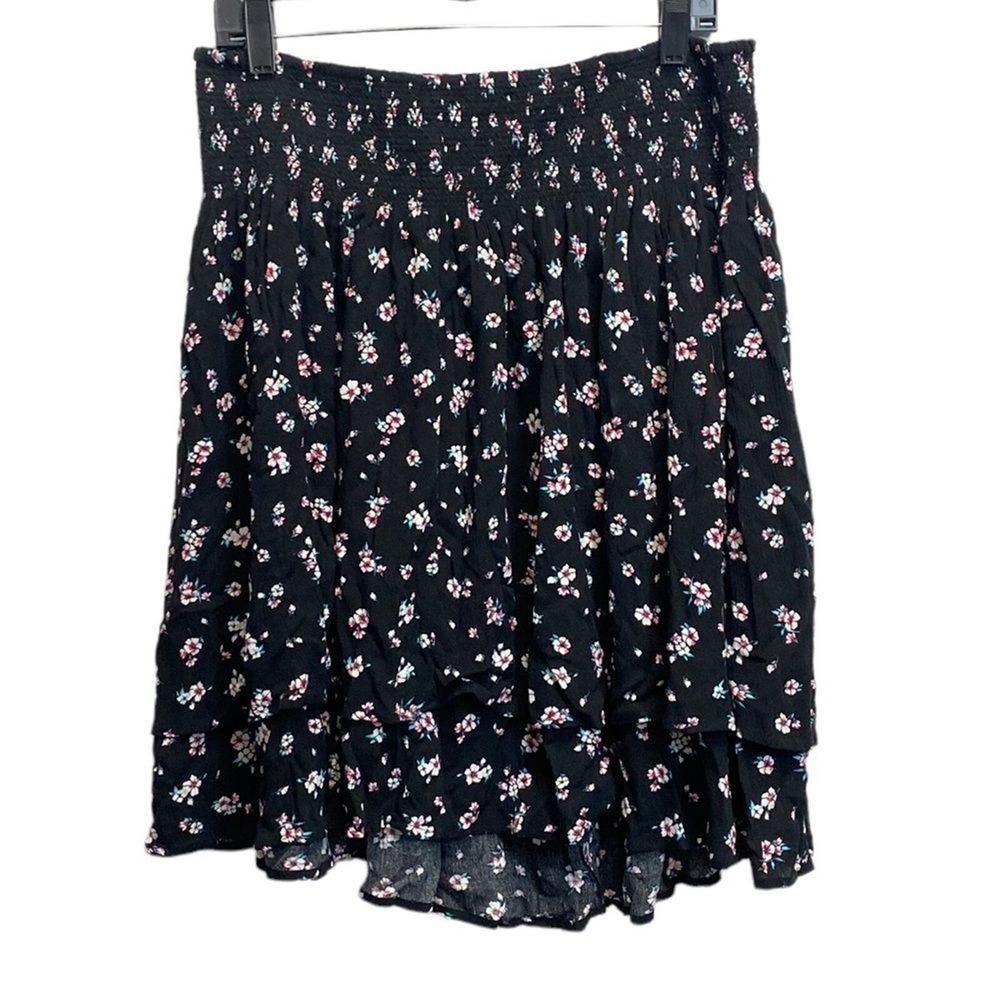 Torrid black floral Sz 2 wide waist stretchy layered mini‎ skirt